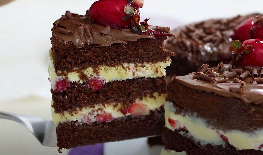 Receita de bolo de chocolate recheado com creme branco e morangos e ...